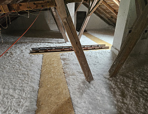 Zateplení stropu bytového domu pomocí foukané izolace